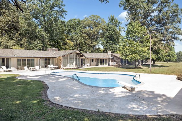 215 Hickory Ln, Smithville, TN 37166