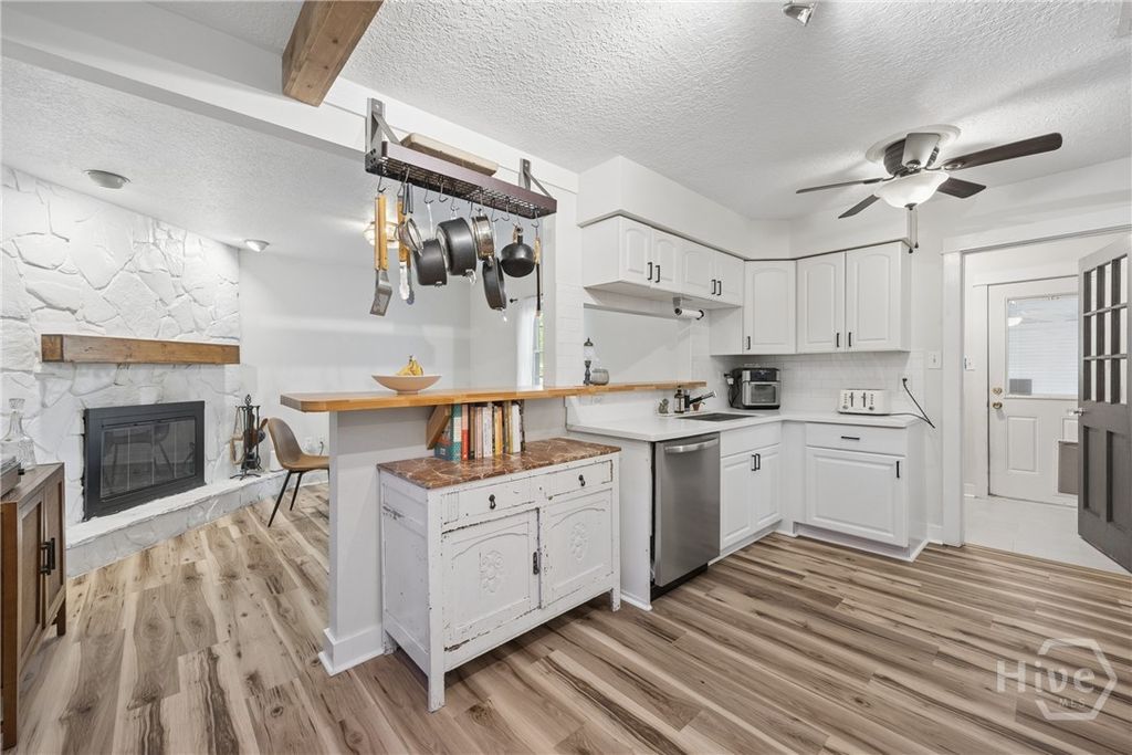 Image 4 of property listing at 352 Sandpiper Road, Richmond Hill, GA 31324