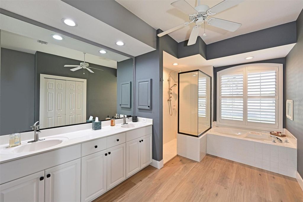 Image 16 of property listing at 12246 CLUBHOUSE DRIVE, Lakewood Ranch, FL 34202