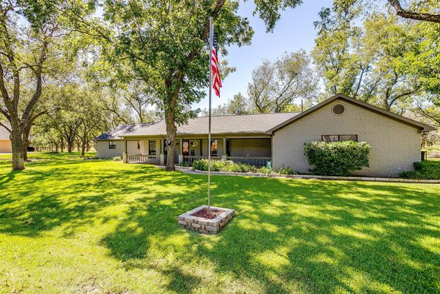 8621 Ravenswood Drive, Granbury, TX 76049