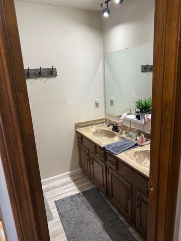 622 Crestway St, Wellington, KS 67152