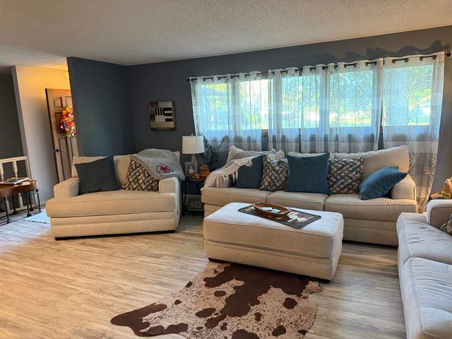 622 Crestway St, Wellington, KS 67152