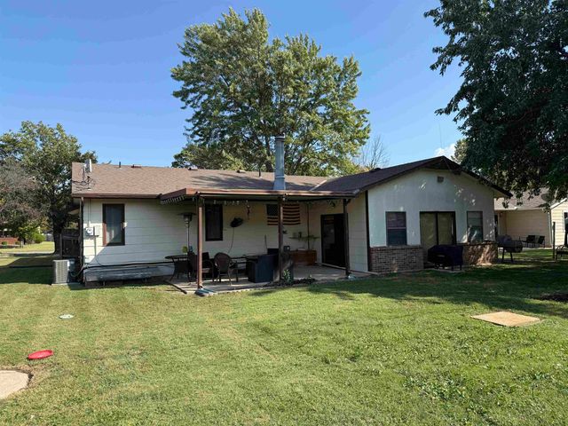 622 Crestway St, Wellington, KS 67152