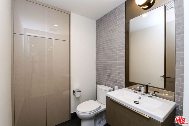 889 S Francisco Street 2401, Los Angeles, CA 90017