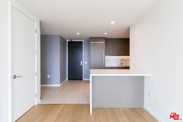 889 S Francisco Street 2401, Los Angeles, CA 90017