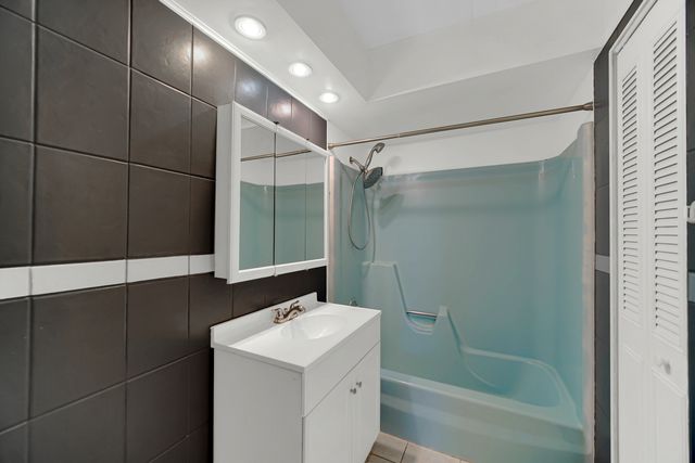 511 Timber Ridge Drive 202, Carol Stream, IL 60188