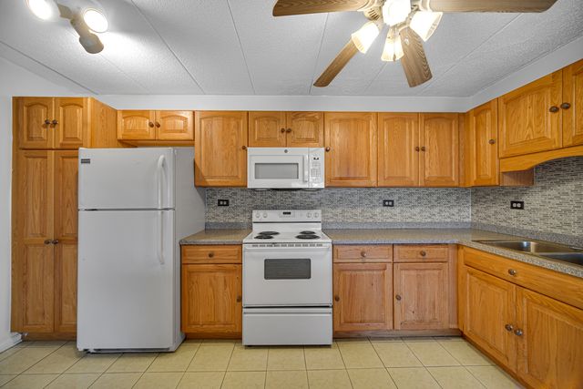 511 Timber Ridge Drive 202, Carol Stream, IL 60188