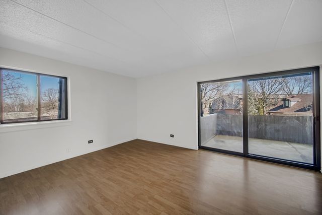 511 Timber Ridge Drive 202, Carol Stream, IL 60188