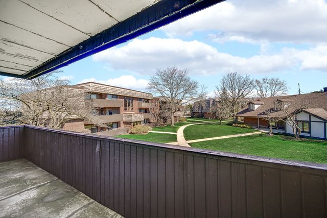 511 Timber Ridge Drive 202, Carol Stream, IL 60188