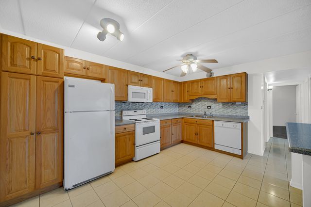 511 Timber Ridge Drive 202, Carol Stream, IL 60188