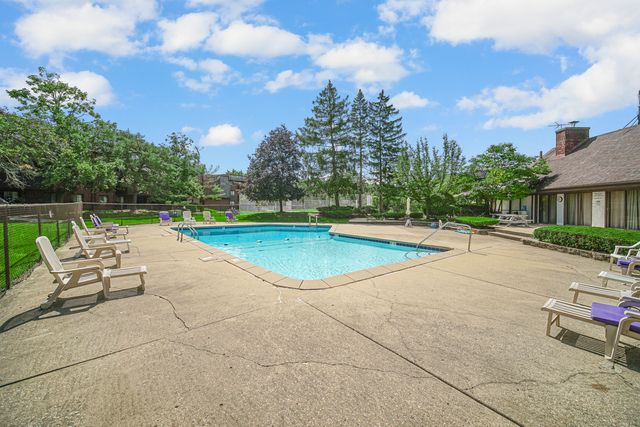 511 Timber Ridge Drive 202, Carol Stream, IL 60188