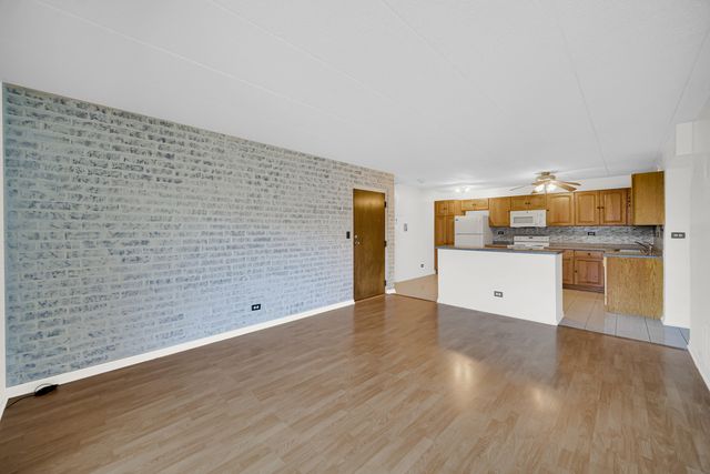 511 Timber Ridge Drive 202, Carol Stream, IL 60188