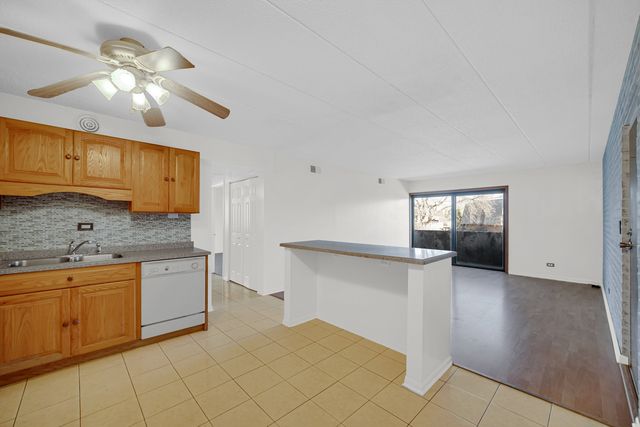 511 Timber Ridge Drive 202, Carol Stream, IL 60188