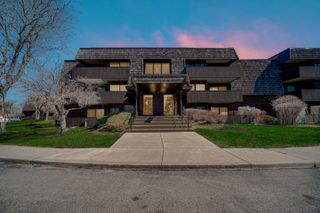 511 Timber Ridge Drive 202, Carol Stream, IL 60188