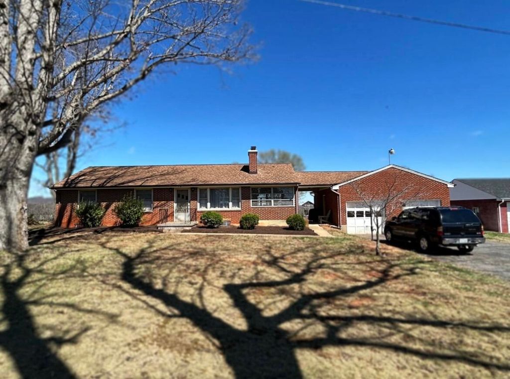 1084 Altice RD, Moneta, VA 24121