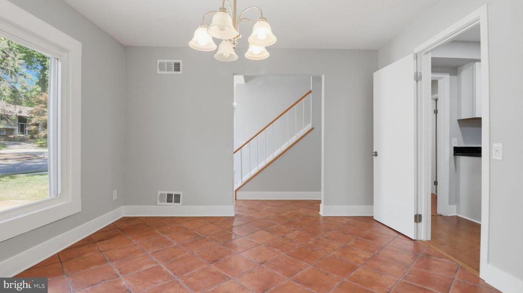 Image 11 of property listing at 3 DON MILLS CT, Rockville, MD 20850