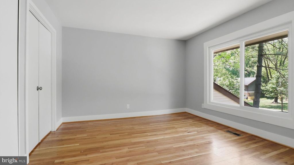 Image 14 of property listing at 3 DON MILLS CT, Rockville, MD 20850