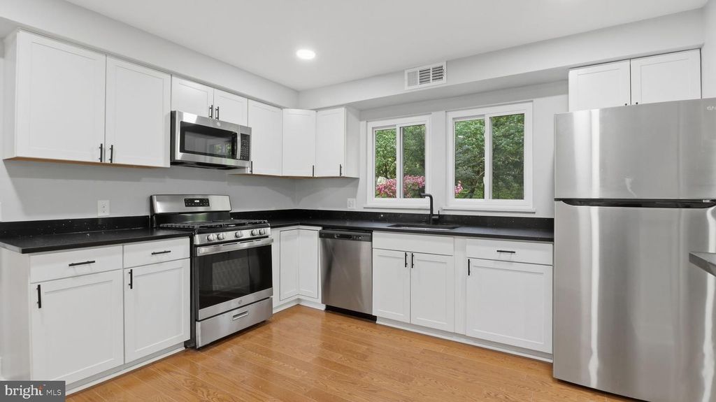 Image 18 of property listing at 3 DON MILLS CT, Rockville, MD 20850