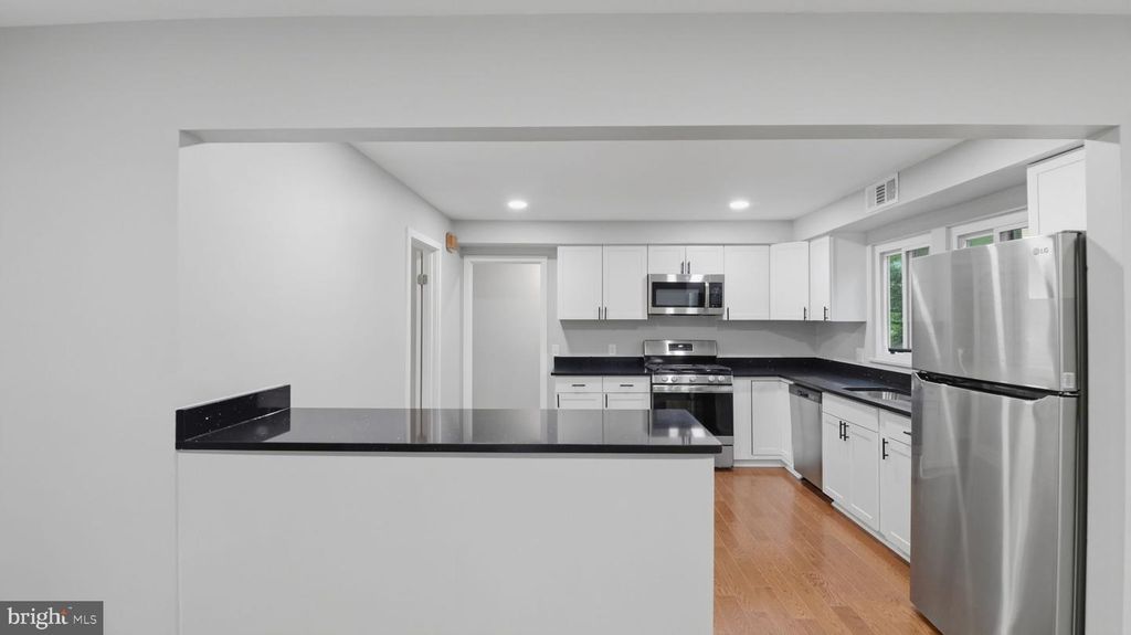 Image 20 of property listing at 3 DON MILLS CT, Rockville, MD 20850