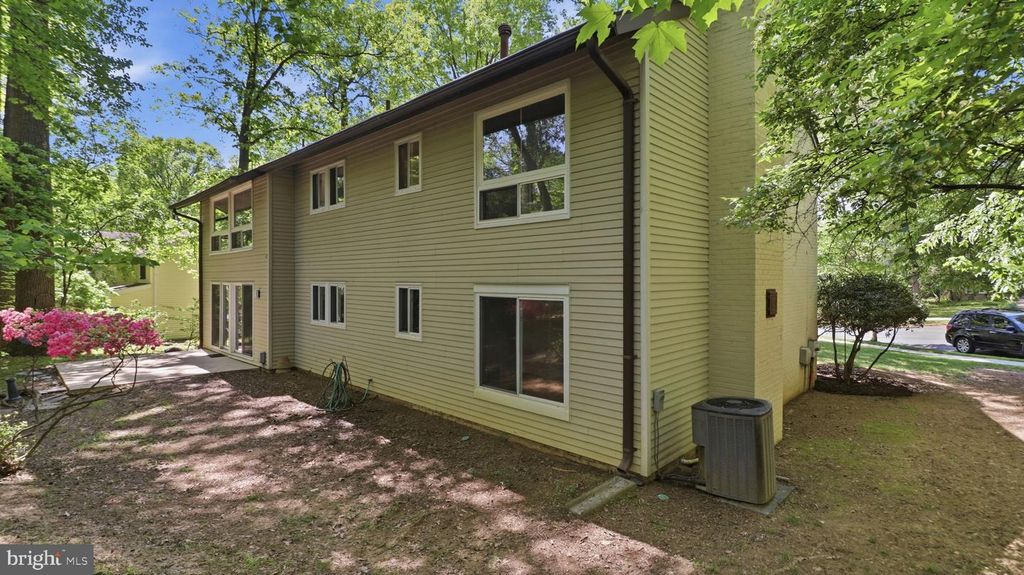 Image 22 of property listing at 3 DON MILLS CT, Rockville, MD 20850