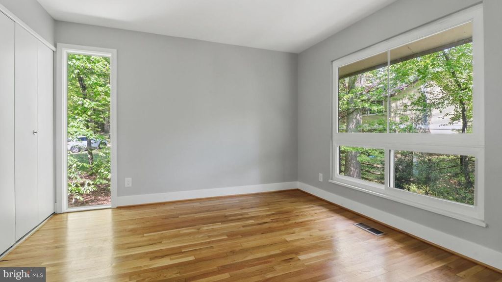Image 27 of property listing at 3 DON MILLS CT, Rockville, MD 20850