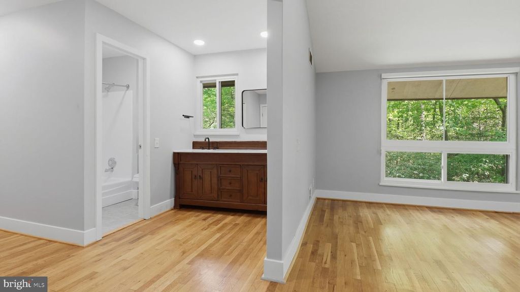Image 37 of property listing at 3 DON MILLS CT, Rockville, MD 20850