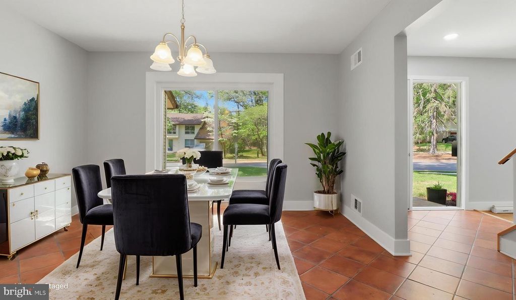 Image 5 of property listing at 3 DON MILLS CT, Rockville, MD 20850