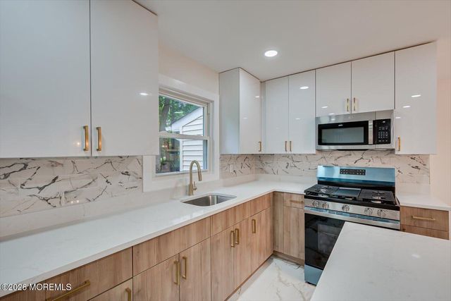 25 Woodbrook Drive, Matawan, NJ 07747