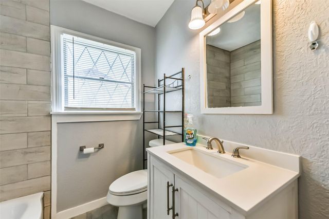 311 S Kansas Street, La Porte, TX 77571