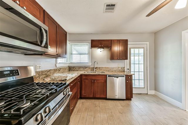 311 S Kansas Street, La Porte, TX 77571