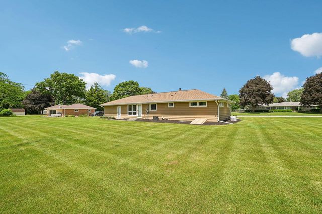 4541 S Clearwater PLACE, New Berlin, WI 53151