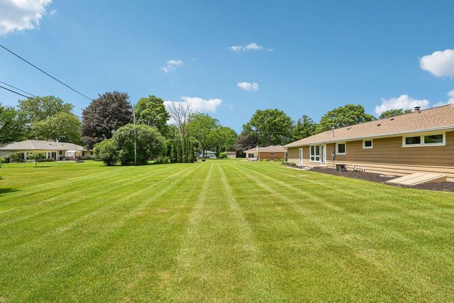 4541 S Clearwater PLACE, New Berlin, WI 53151