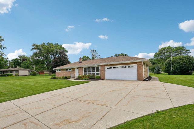 4541 S Clearwater PLACE, New Berlin, WI 53151