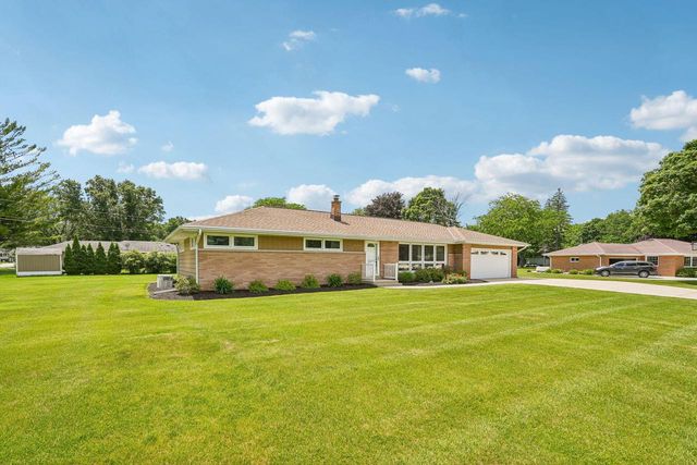 4541 S Clearwater PLACE, New Berlin, WI 53151