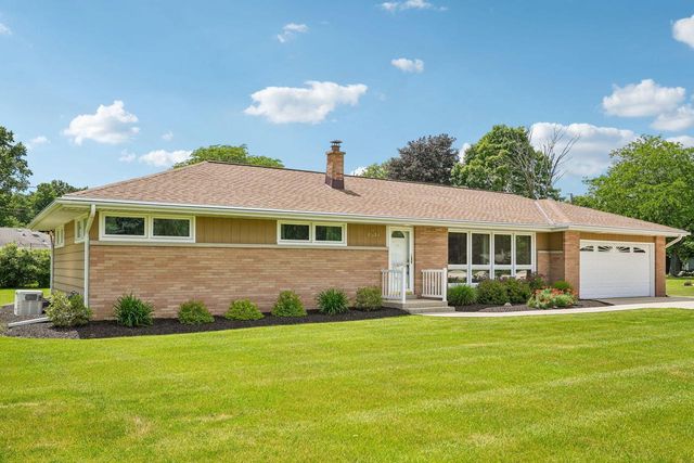 4541 S Clearwater PLACE, New Berlin, WI 53151