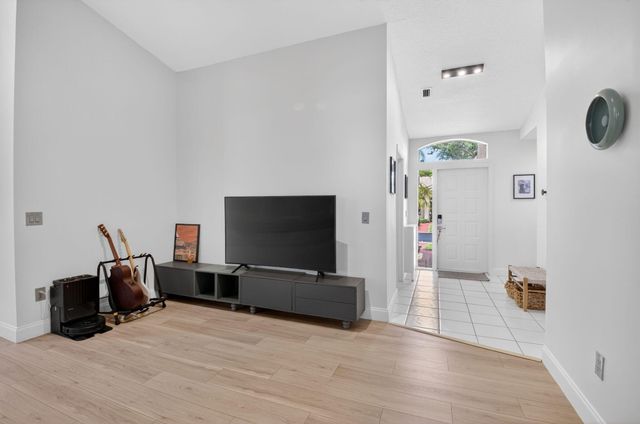 17257 Boca Club Boulevard Apt 5, Boca Raton, FL 33487