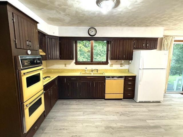 1130 SAINT ANN Drive, Erie, PA 16509