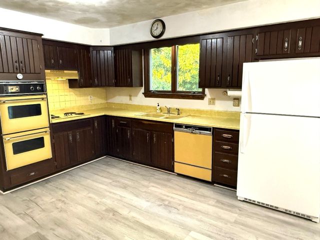 1130 SAINT ANN Drive, Erie, PA 16509