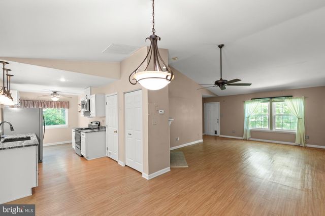 296 SOUR MASH RD, Harpers Ferry, WV 25425