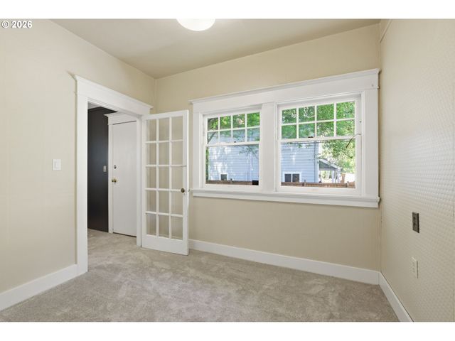 2249 E BURNSIDE St, Portland, OR 97214