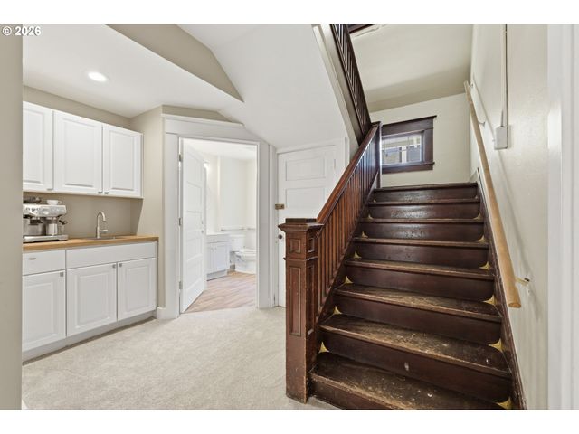 2249 E BURNSIDE St, Portland, OR 97214