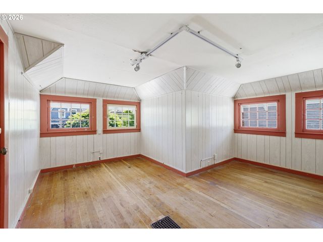 2249 E BURNSIDE St, Portland, OR 97214