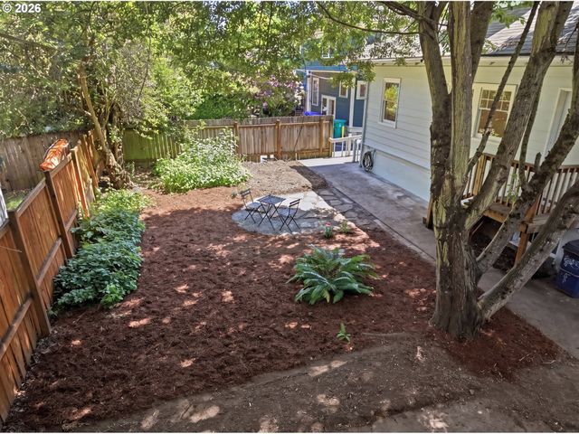 2249 E BURNSIDE St, Portland, OR 97214