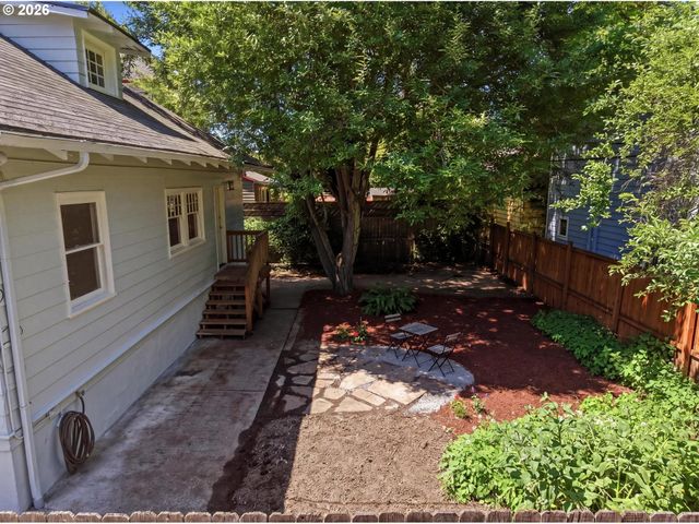 2249 E BURNSIDE St, Portland, OR 97214