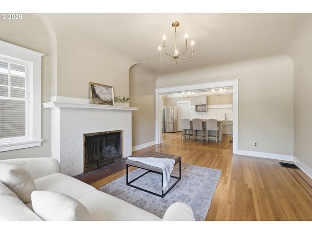 2249 E BURNSIDE St, Portland, OR 97214