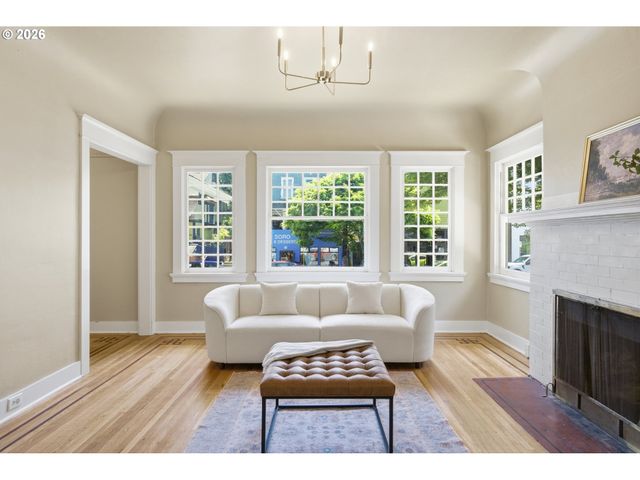 2249 E BURNSIDE St, Portland, OR 97214