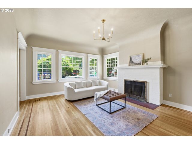2249 E BURNSIDE St, Portland, OR 97214
