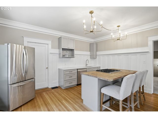 2249 E BURNSIDE St, Portland, OR 97214