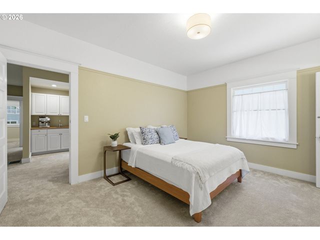 2249 E BURNSIDE St, Portland, OR 97214