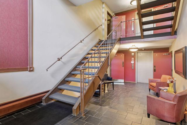 456 Summit Avenue 203, Saint Paul, MN 55102